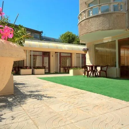 卫城酒店 2* 瓦爾納