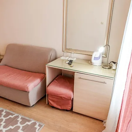 Acropolis Hotel 2*